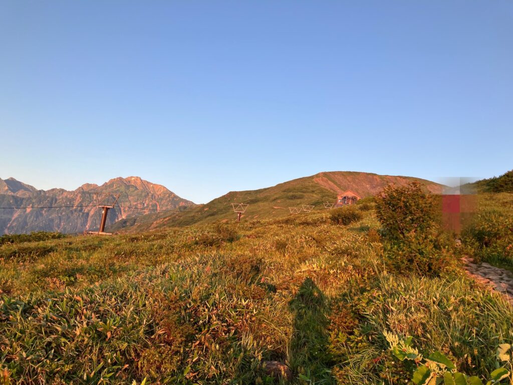 朝焼けの山