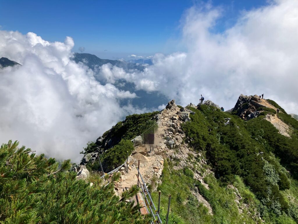 もう少しで唐松岳頂上山荘