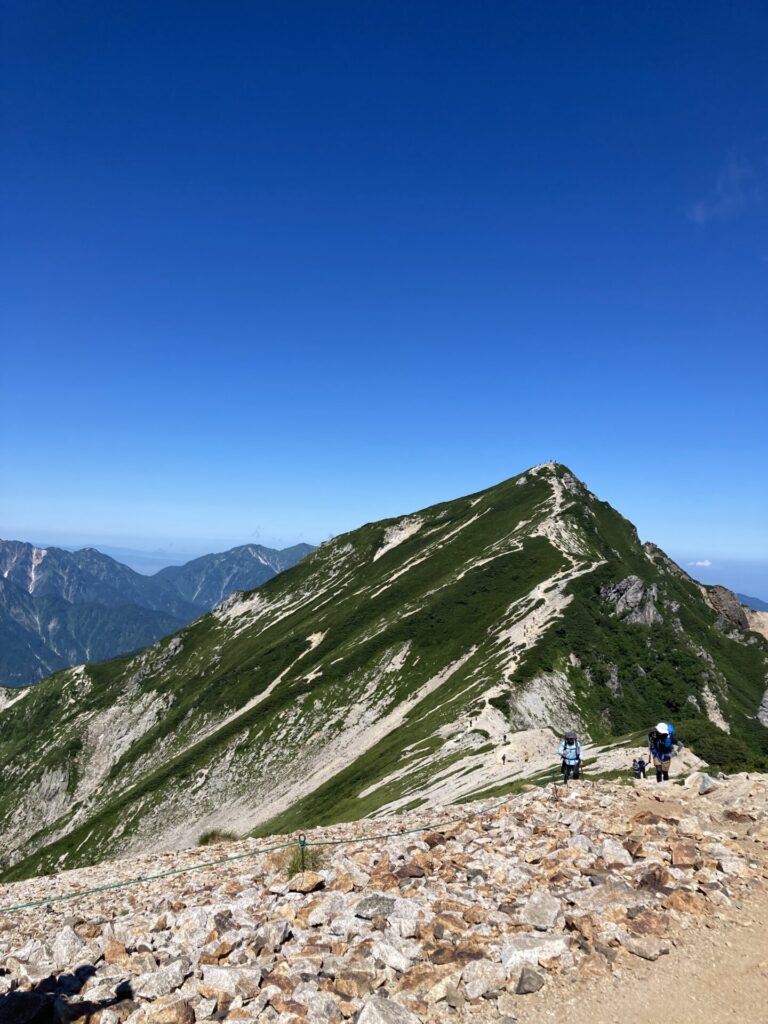 唐松岳山頂を臨む