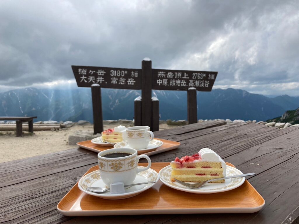 燕岳を眺めながらコーヒーとケーキを堪能