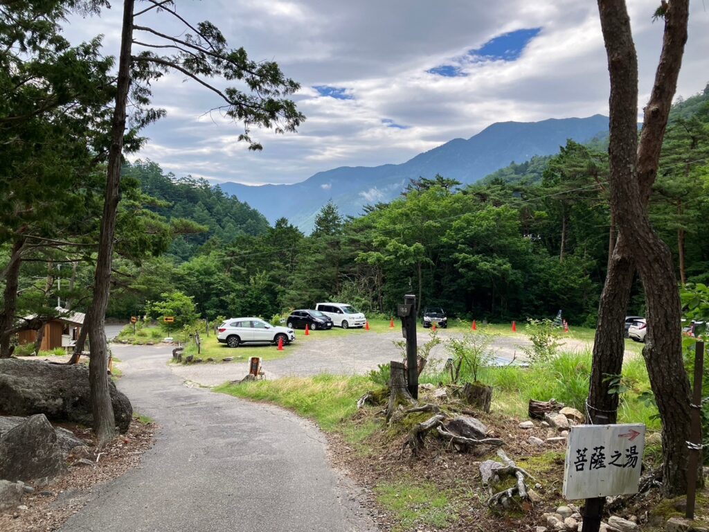 燕岳登山者用の中房温泉の有料駐車場