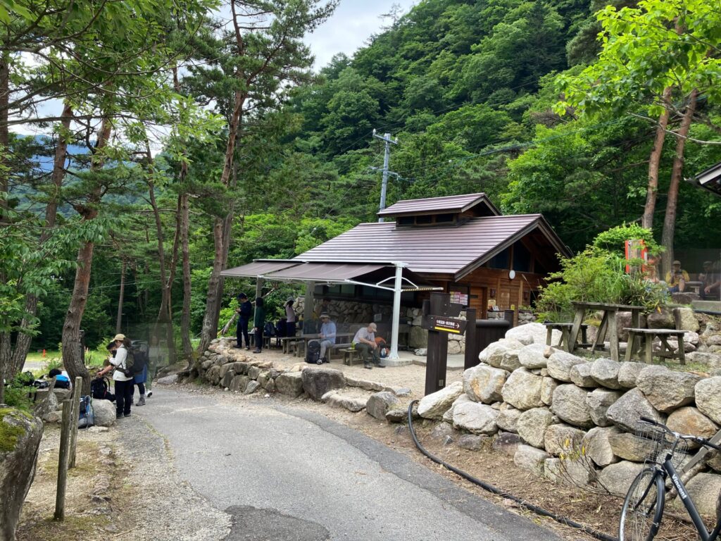 燕岳登山口付近の様子