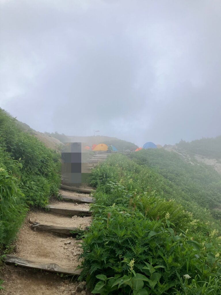 燕山荘手前の風景