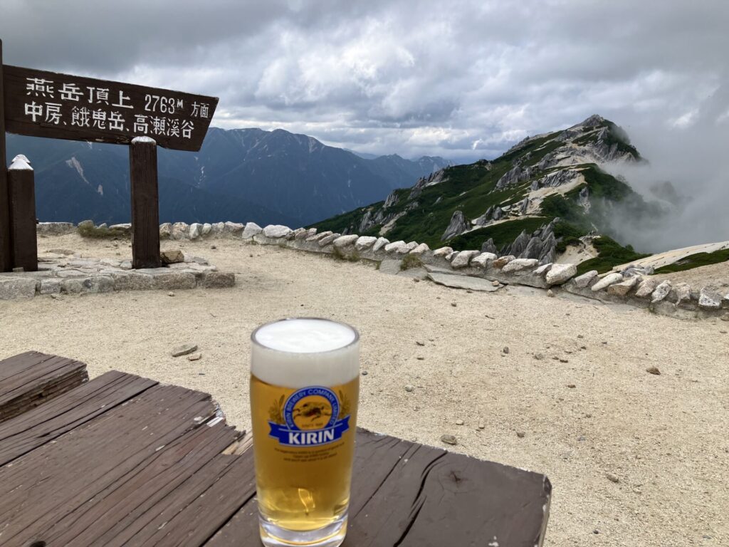 燕岳を眺めながらビールを一杯