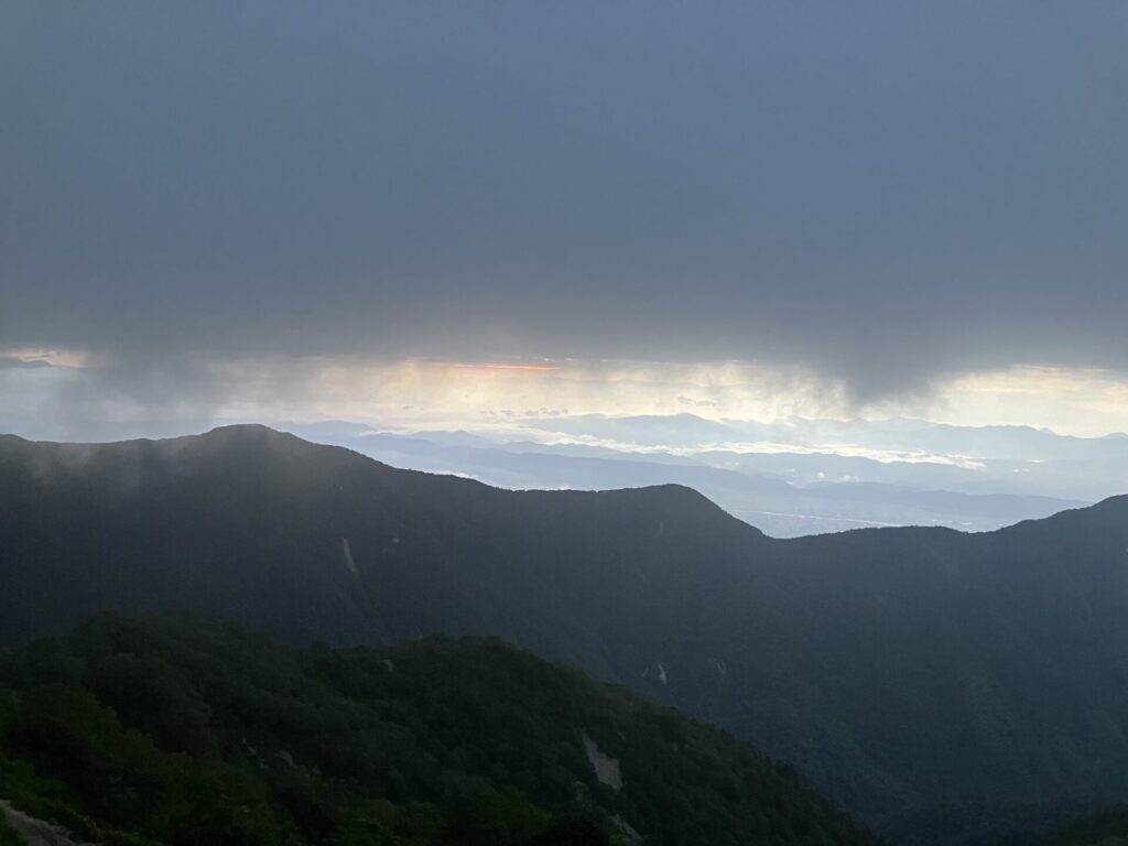 ちょっとだけ朝焼け的なオレンジが見えたのがこの写真↓