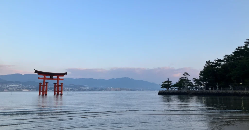 早朝の静かな厳島神社