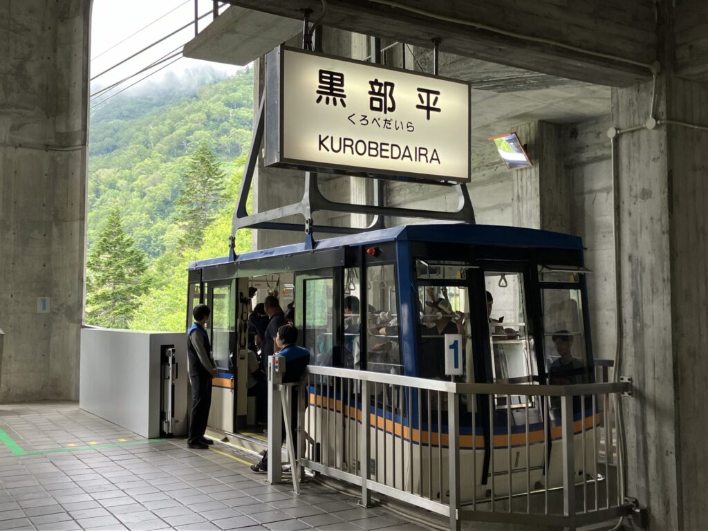 黒部平からは絶景が楽しめる立山ロープウェイに乗り換え、大観峰へ。↓