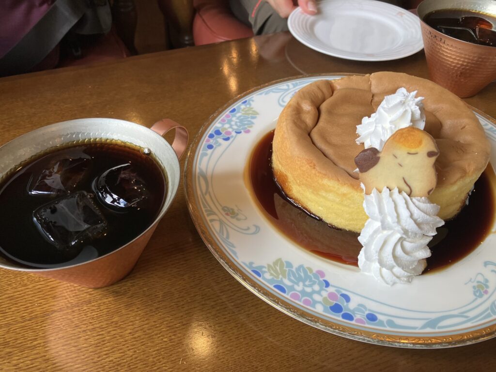 名物の水出しコーヒーと黒部ダム・シフォンケーキが美味しい。シフォンケーキは大きいので、3-4人で食べるのがちょうど良い。↓