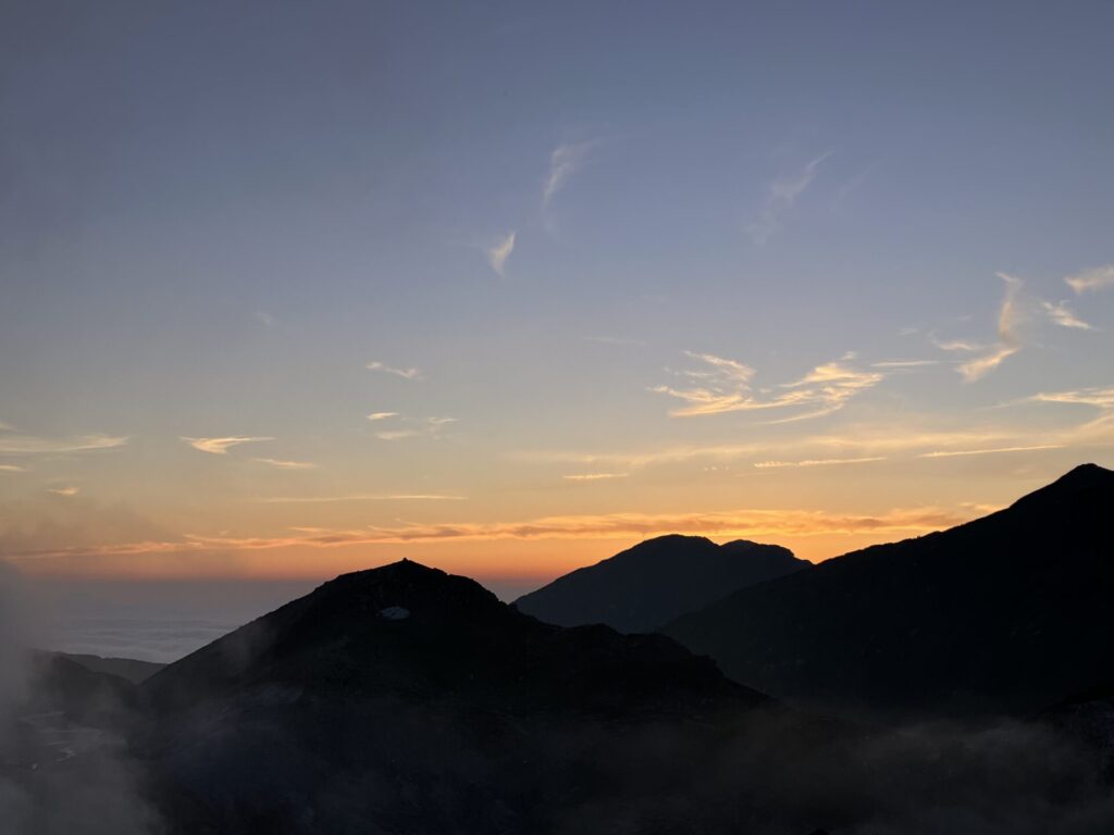 ちなみにこの日は夕食が遅い回だったので見れなかったが、昨日は美しい夕焼けを堪能した。