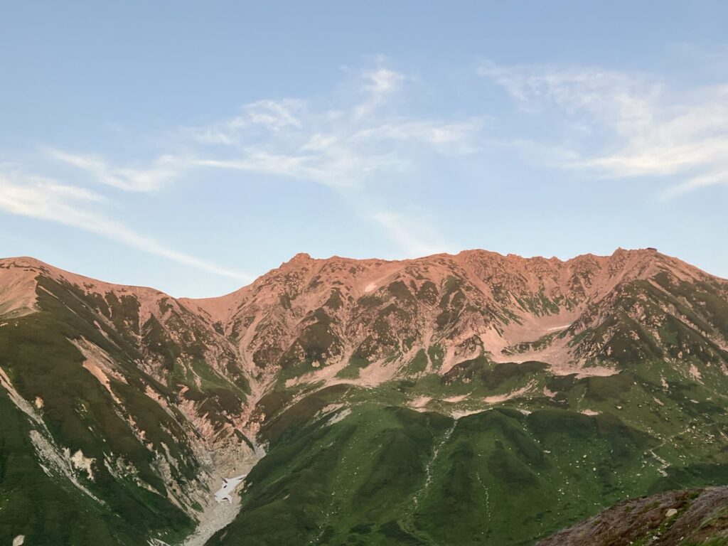 立山の山並みがピンクに染まって見事なアーベントロートだった。