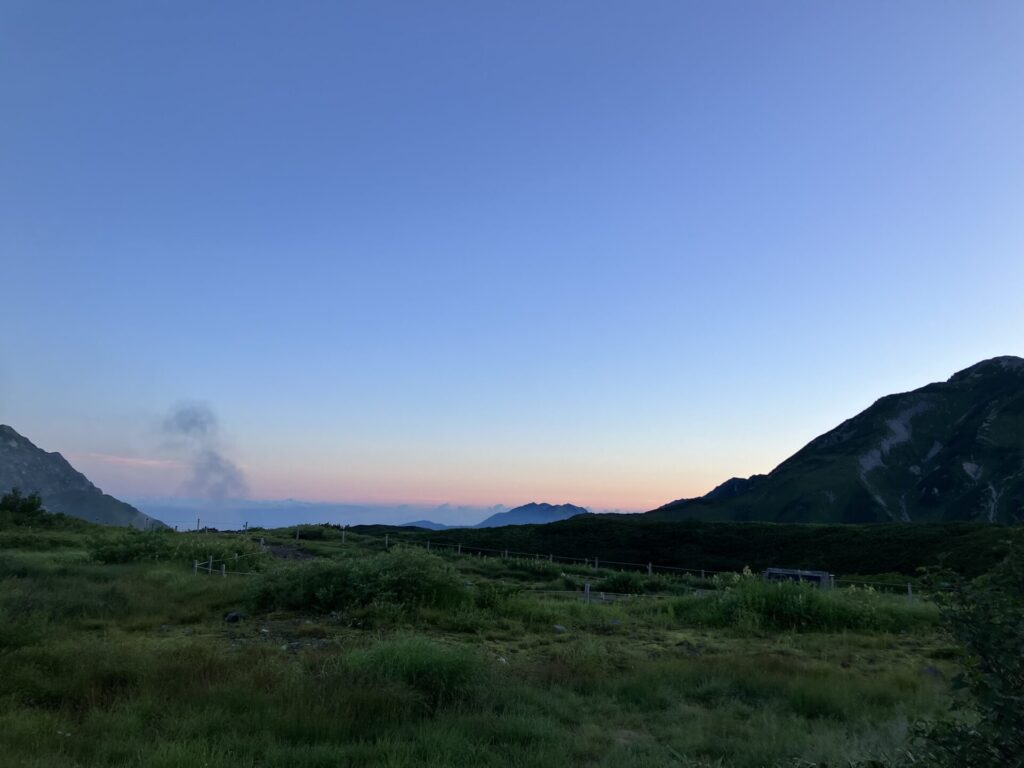 立山連峰に登る前の早朝の朝焼け