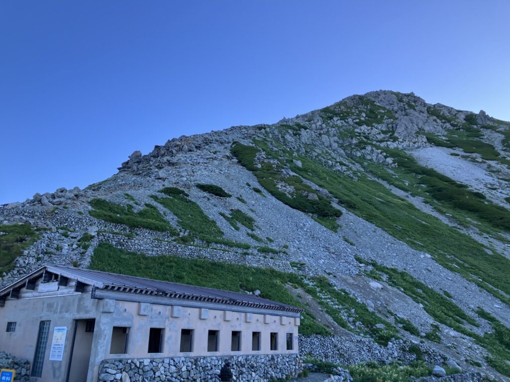 早朝の一ノ越から雄山を望む