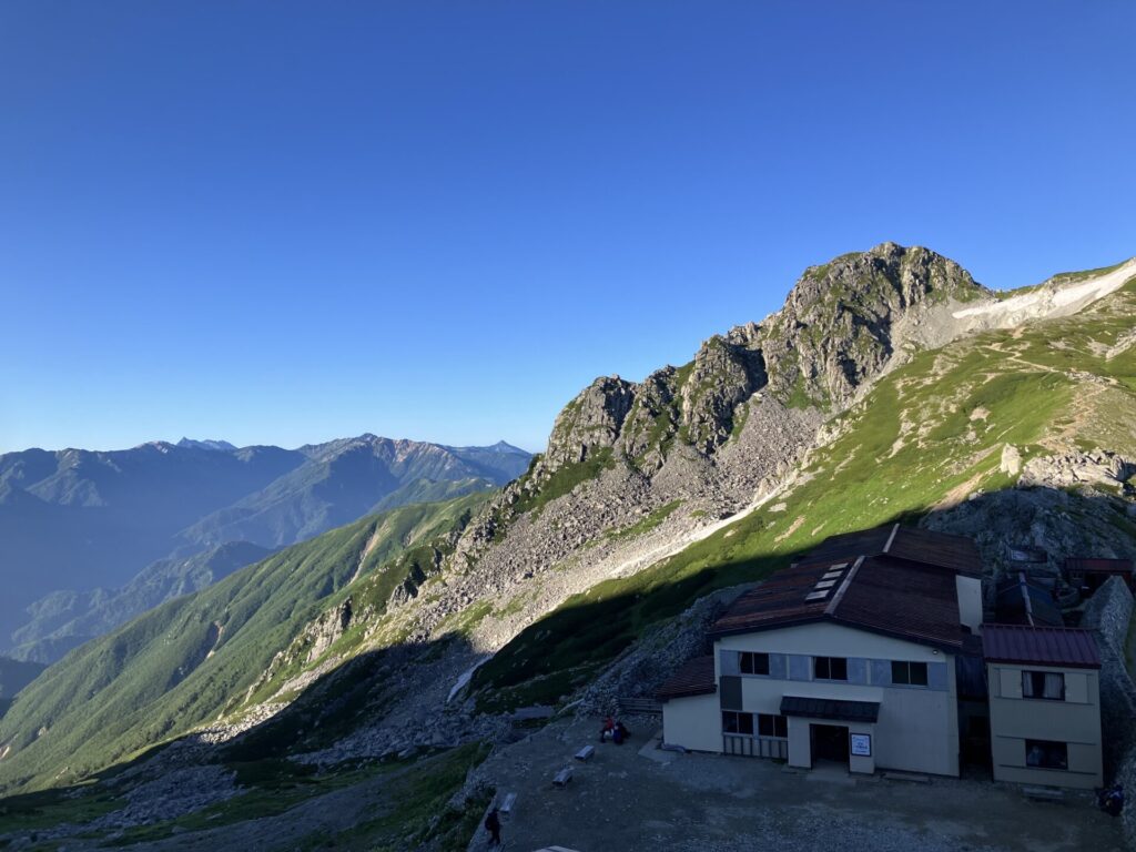 雄山登山途中から一ノ越山荘を振り返る、朝日が美しい