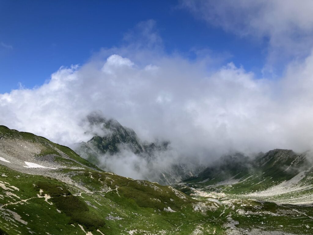 雷鳥に夢中になっているうちに、ガスが晴れてきて、綺麗な景色が見れるようになり、歩く元気が出る。