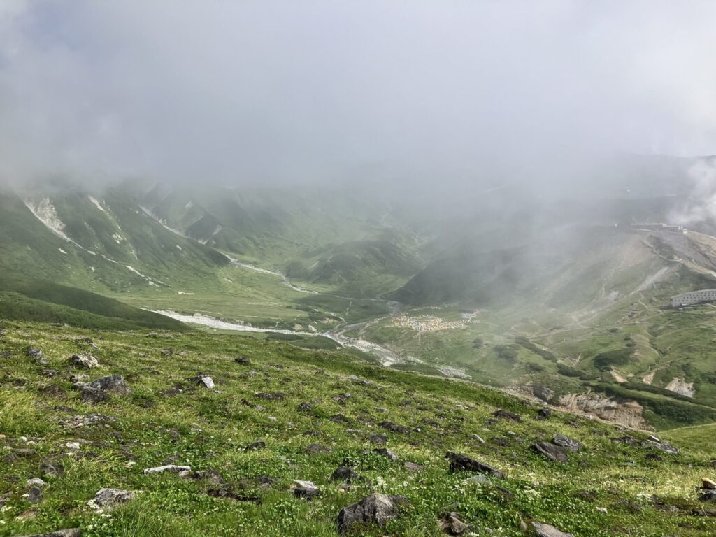 雷鳥に夢中になっていたらまたガスが晴れてきた。