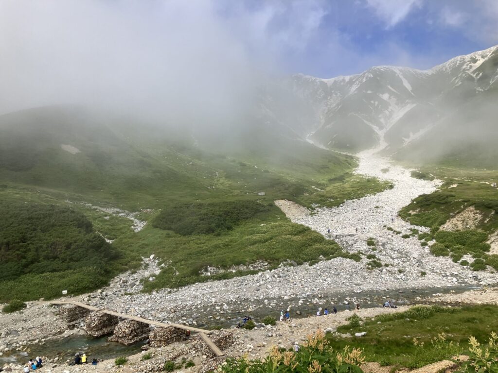 橋を渡って振り返ると、なんとかここまで戻ってきたな、という気持ちになる。