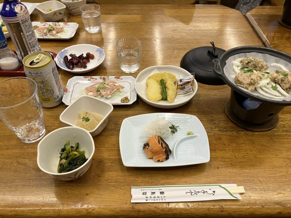 18:50、いよいよ夕食の時間。まだ呑んでるのでおかずだけだが、当然、ご飯とお味噌汁あり。