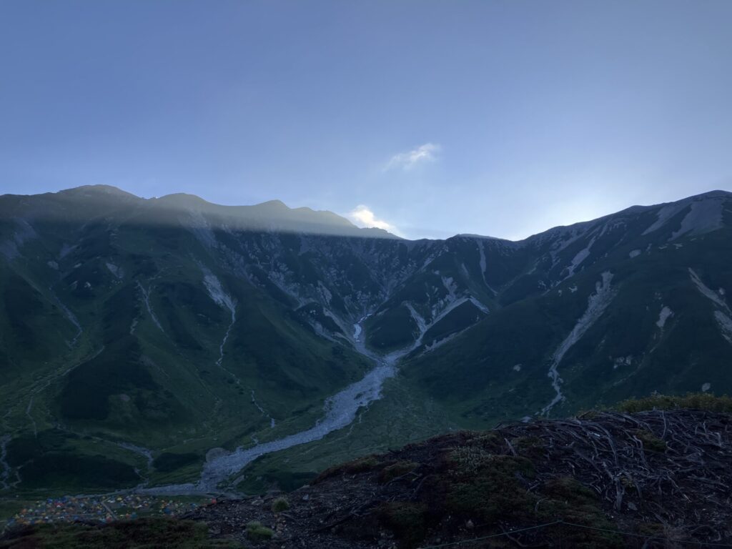 翌朝は朝から当然温泉に入ってくつろぐ。
部屋に戻ってきたら、ちょうど立山に朝日が当たり始めたところだった。