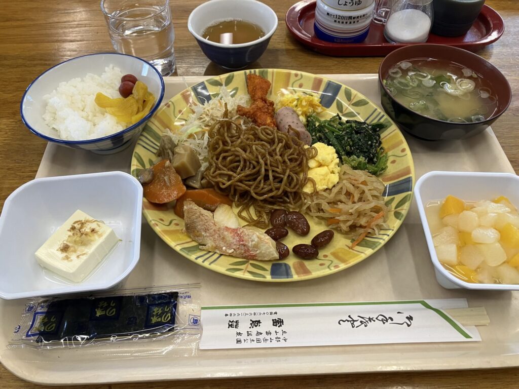 バイキングスタイルの朝食は6:00-8:00の間に食べることができる。盛り付け方が美しくないが。