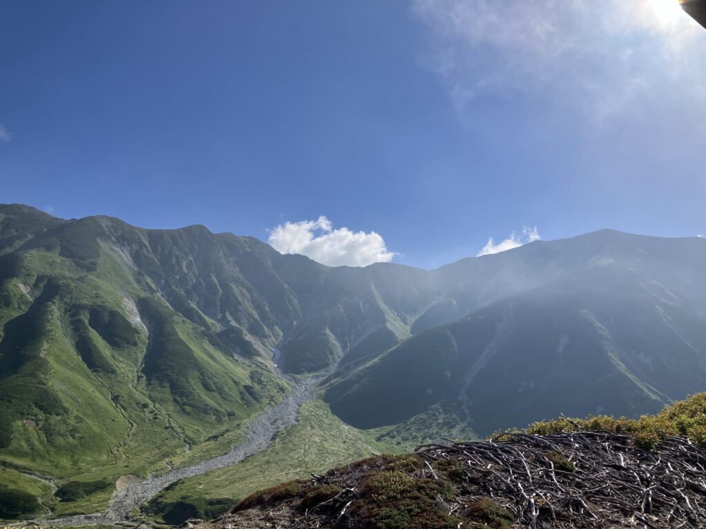 朝の立山の絶景に後ろ髪を引かれながら、室堂を後にした。