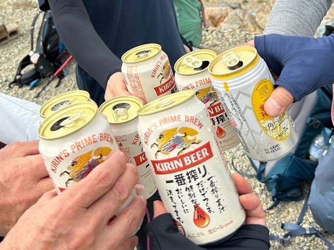 15:50。無事、雷鳥荘に到着して、まずはみんなで乾杯！