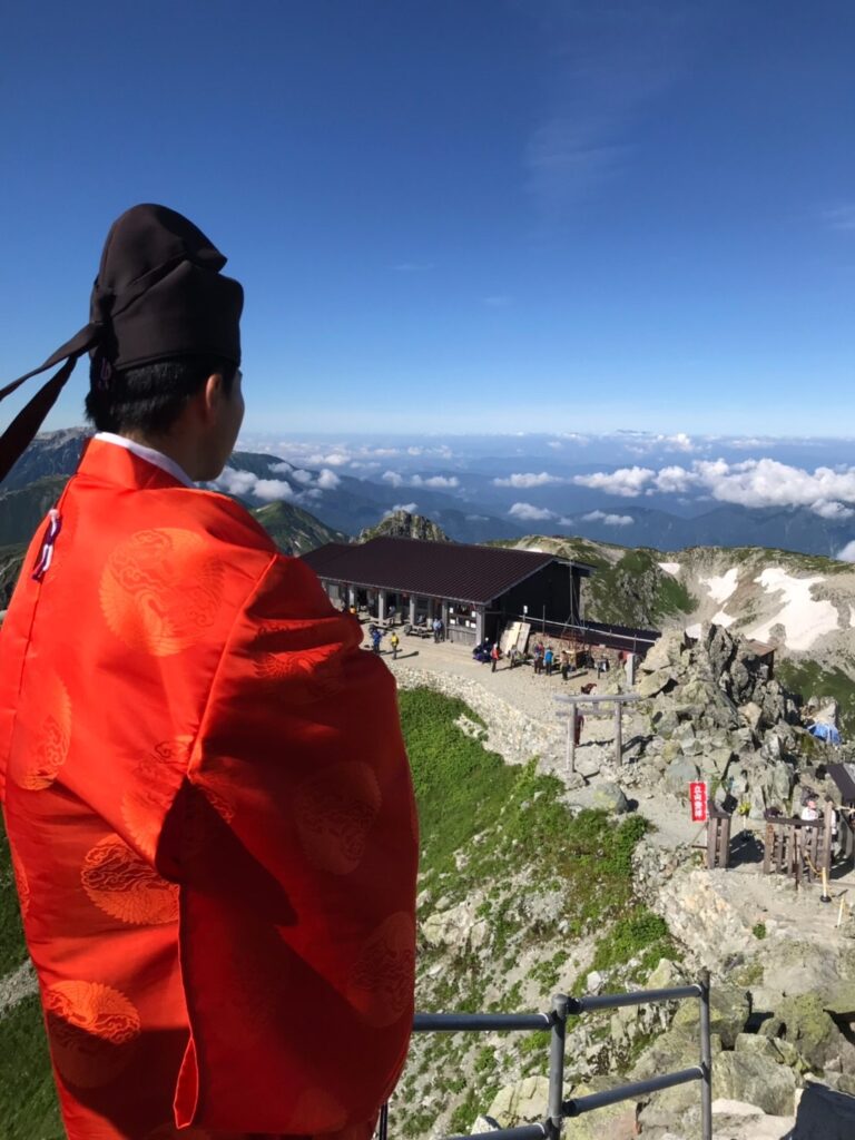 雄山神社の神主さん。