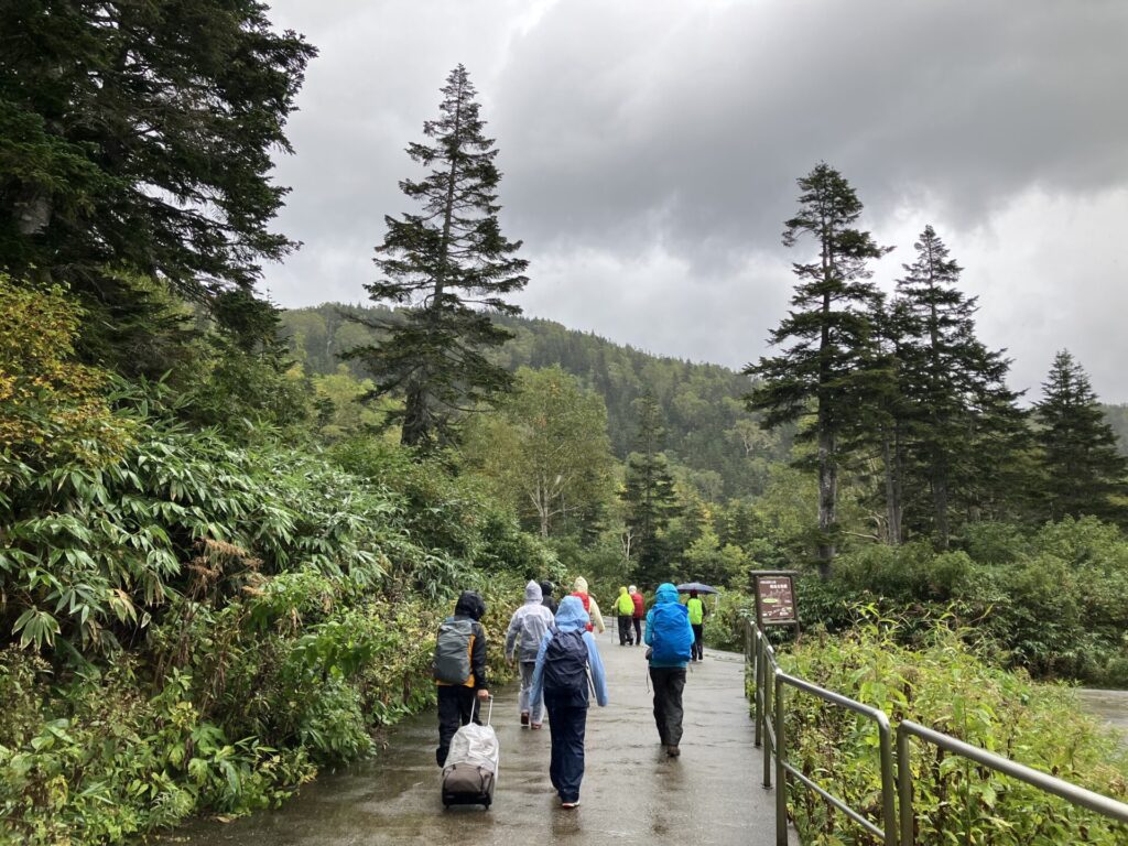 みなさん、完全の雨装備で歩き始める。