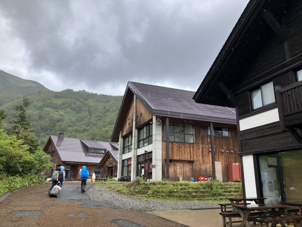 栂池山荘到着、真ん中の建物。　↓