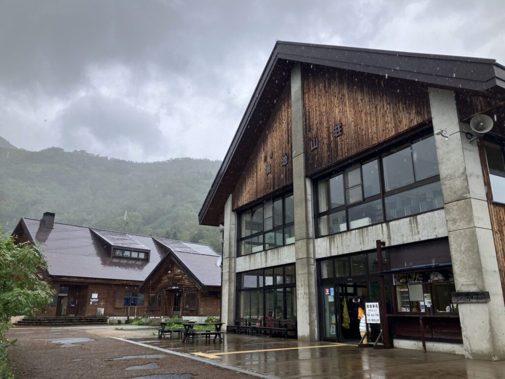 その隣にある、栂池山荘、こちらも美しい。