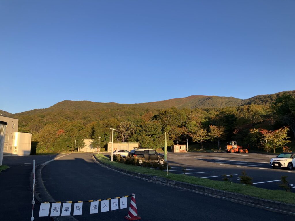 東栗駒山の頂上付近が紅葉で赤く染まっているのが見える