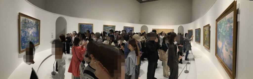 写真撮影可能な３章の睡蓮を飾った楕円形の展示室